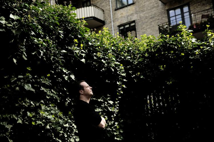 Ombejlet. Christian Møller købte andelsbolig i København for tre år siden. Nu har hans egen bank uopfordret tilbudt at sætte hans rente markant ned, og en anden bank tilbyder endnu lavere rente. 