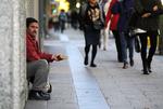 nødstedt. Spanien er netop kommet ud af recession. Økonomien vokser, omend meget langsomt, men arbejdsløsheden er stadig stor. Her er 41-årige Jose Oliver fotograferet i tirsdags på gaden i Madris, hvor han tigger. 