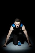 Hurtig. Det går stærkt for Kristoffer Hari. I 2013 fik han et lille gennembrud, en kontrakt med Puma og startede endvidere også i gymnasiet. 