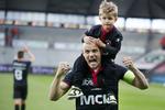 FORSKELLEN. Superligaen kan i aften tangere rekorden i forskellen mellem 1 og 12 efter 30 runder. FCM's højre back og anfører, Kristian Bach Bak, tager med sønnen på skuldrene forskud for den lille forskel. 