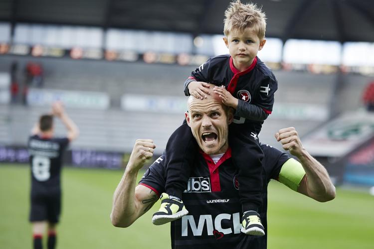 FORSKELLEN. Superligaen kan i aften tangere rekorden i forskellen mellem 1 og 12 efter 30 runder. FCM's højre back og anfører, Kristian Bach Bak, tager med sønnen på skuldrene forskud for den lille forskel. 