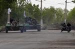 oprør. Bevæbnede prorussere i bevæbnede militærkøretøjer på vej ind i Slavjansk i det østlige Ukraine. Dagen igennem har der været kampe i byen mellem ukrainsk militær og russisksindede separatister. 