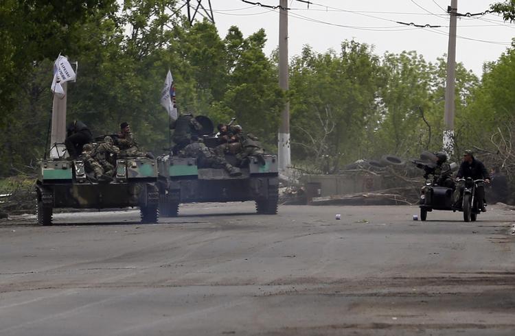 oprør. Bevæbnede prorussere i bevæbnede militærkøretøjer på vej ind i Slavjansk i det østlige Ukraine. Dagen igennem har der været kampe i byen mellem ukrainsk militær og russisksindede separatister. 