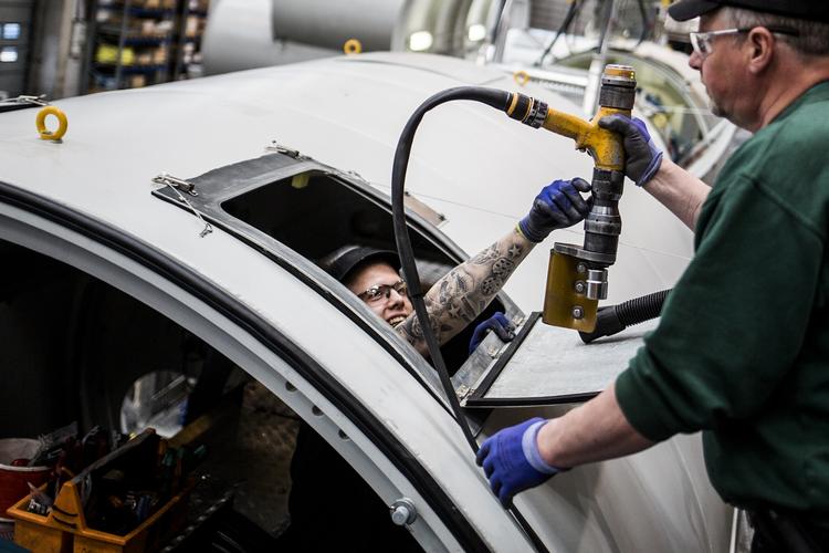Industri. Virksomheden Siemens Wind Power i Brande er et konkret eksempel på en positiv udvikling for industriproduktionen i Danmark. Siemens producerer vindmøller og har de seneste år ansat flere medarbejdere. 