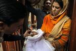 VACCINATION. En lille pakistaner får sin vaccine mod børnelammelsessygdommen polio. 