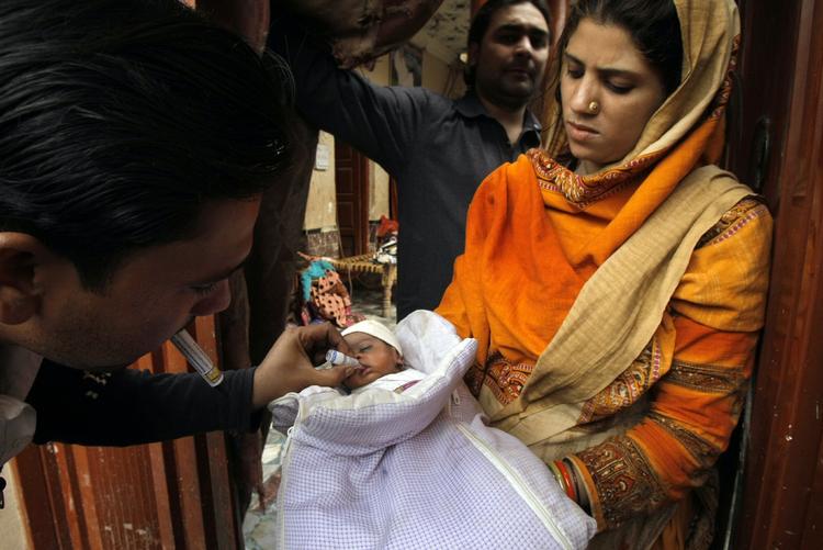 VACCINATION. En lille pakistaner får sin vaccine mod børnelammelsessygdommen polio. 