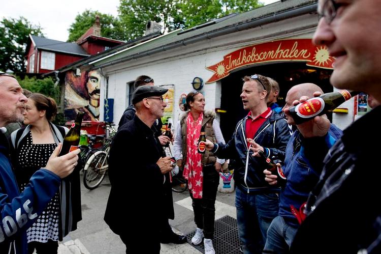 Debat. Det blev fejret med øl og snak foran Indkøberen på Christiania, da fristaden 1. juli 2012 blev selvejende, mens debatten om Pusher Street forsvinder, mener forfatteren Peter Øvig Knudsen. 