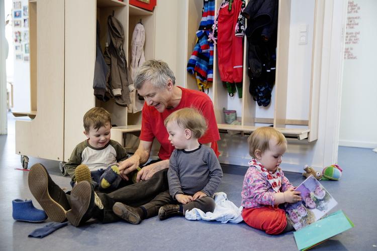 Råpasning. Psykolog og lektor Ditte Winther-Lindqvist kalder det for et »kæmpestort problem«, at pædagogerne i vuggestuer og børnehaver har så meget alenetid med børnene. 