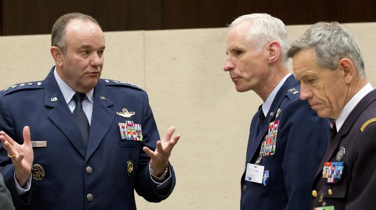 Alliancechef. Nato-general Philip Breedlove (t.v.) mener ikke, at kampene i Ukraine vil føre til, at Rusland indsætter regulære tropper. 
