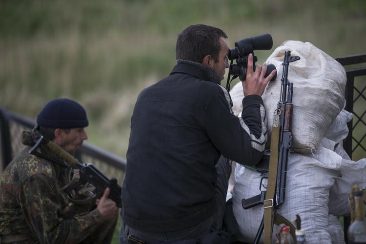 Kamp. Prorussiske militser ved en barrikade få kilometer fra Slavjansk i går. 