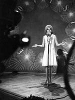 vindersang. France Gall var ganske alene på den store Eurovision-scene, da hun i 1965 vandt med Serge Gainsbourgs 'Poupée de cire, poupée der son'. 