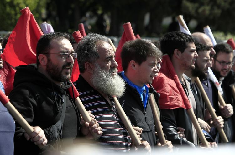 hårdt. OECD peger på, at verden ikke har lagt finanskrisen bag sig og henviser blandt andet på den store ledighed. Billedet er fra en demonstration i Athen i april. Hver fjerde græker er arbejdsløs. 