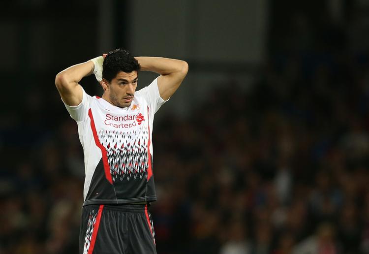forsvarsproblemer. Selv ikke ligaens bedste angriber, Luis Suarez, kan score så mange mål, at det ophæver Liverpools forsvarsproblem, mener engelske kommentatorer. 