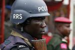Kidnapning. En nigeriansk politimand står vagt ved en demonstration, hvor pårørende udtrykte deres frutration over myndighedernes indsats for at finde og befri de mange kidnappede skolepiger. Nu tilbyder USA og Storbritannien hjælp. 