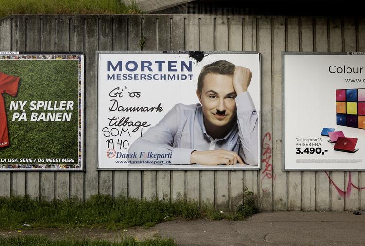 Demokrati. Også i 2009 blev Dansk Folkepartis Morten Messerschmidts plakater udsat for hærværk. 