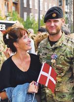 parade. Anja Madsen har skrevet en bog om at være mor til en soldat i Afghanistan. Sønnen, Stefano, har i dag valgt en karriere i det civile liv. 