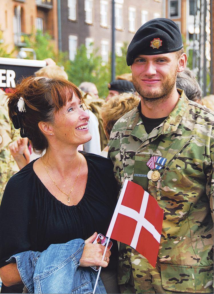 parade. Anja Madsen har skrevet en bog om at være mor til en soldat i Afghanistan. Sønnen, Stefano, har i dag valgt en karriere i det civile liv. 
