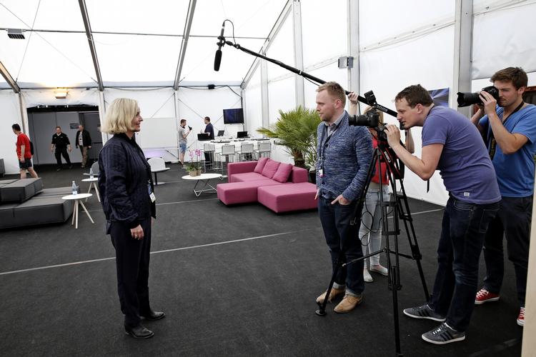 Dårlig mad og kø til toilettet. Pressen er kritisk overfor forplejningen på Refshaleøen. 