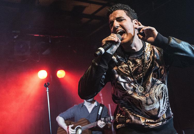 FEST. »Are you guys ready«, råbte Basim til publikum på Lille Vega i København, inden han spillede en akustisk udgave af sit hit 'Cliche Love Song'. 