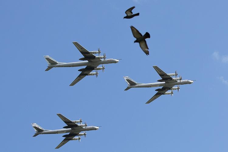 LANGTRÆKKENDE. De strategiske Tu-95-bombefly fotograferet under generalprøven for de kommende dages parade i Moskva i forbindelse med årsagen for sejren over tyskerne under Anden Verdenskrig. 
