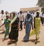 kidnappet. De fire piger i forgrundet af billedet her var blandt de piger, der for tre uger siden blev kidnappet af den islamistiske gruppe Boko Haram. Det lykkedes pigerne her at flygte fra deres kidnappere, men 276 piger savnes fortsat. 