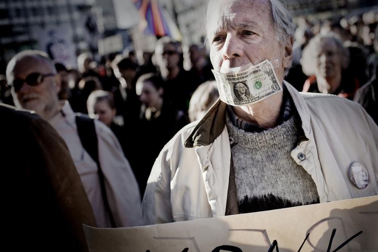 Kapitalisme. Verdens formuer bliver i stigende grad koncentreret hos eliten. Socialdemokratierne i Europa kan vende krisestemningen ved at kæmpe for omfordelingen og belønning af borgerne efter indsats. 