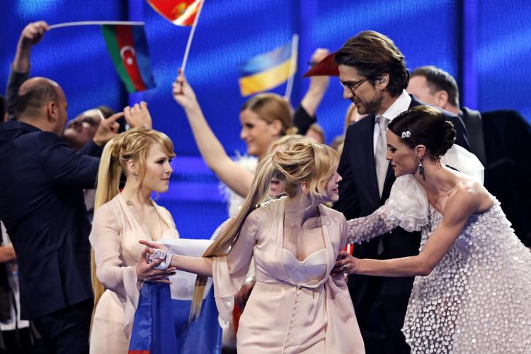 Vrede. Der blev buhet, da de russiske tvillinger ' Tolmachevy Twins' gik videre til finalene  i Det Internationale Melodi Grandprix 