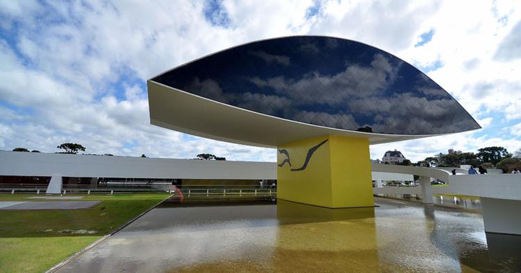 Øjet er kælenavn for museet Museu Oscar Niemeyer, tegnet af arktikten af samme navn. Niemeyer anses som grundlægger af moderne brasiliansk arkitektur - det er museet på billedet et godt bevis for. 