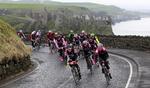 prøvetur. En flok cykelryttere tager en tur ud på det, der bliver anden etape af Giro d'Italia ved Past Dunluce Castle på den nordirske kyststrækning. 