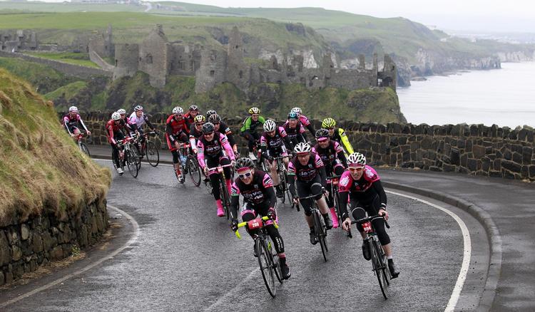 prøvetur. En flok cykelryttere tager en tur ud på det, der bliver anden etape af Giro d'Italia ved Past Dunluce Castle på den nordirske kyststrækning. 