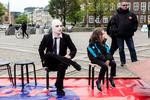 Kandidaten. Dukkepartiet er på vej ind i en ny fase og præsenterede i går deres statsministerkandidat. Det er ham til højre med de lange, mørke lokker. Foto: Janus Engel 