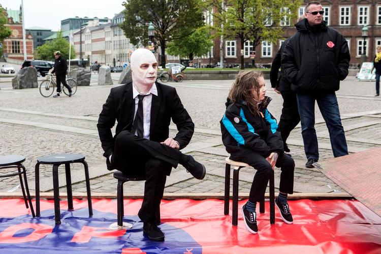 Kandidaten. Dukkepartiet er på vej ind i en ny fase og præsenterede i går deres statsministerkandidat. Det er ham til højre med de lange, mørke lokker. Foto: Janus Engel 