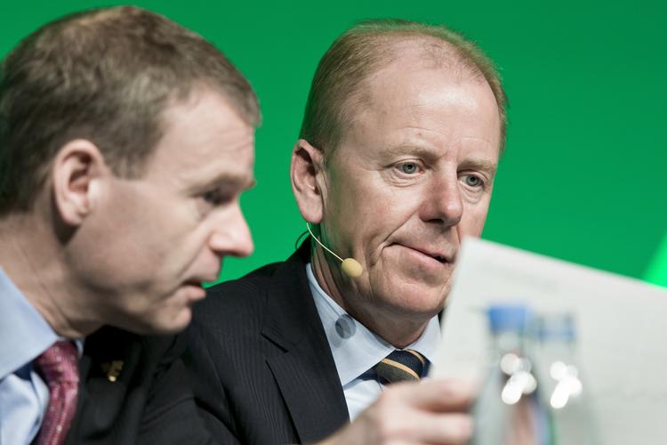 øvdag. Dagens regnskab fra Carlsberg er kedelig læsning for den administrerende direktør,  Jørgen Buhl Rasmussen (th.) og bryggeriets finansdirektør, Jørn P. Jensen. 
