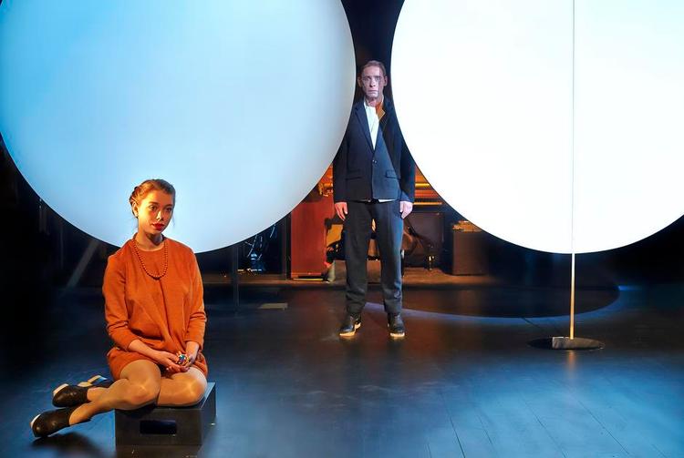 sanseleg. Den forførende unge Margot (Clara Fasting Pedersen) bedrager Thomas Mørks Albinus, og Delholm bedrager publikums sanser. 