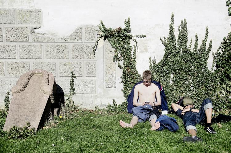 Sikret. De 300.000, der er begravet på Assistens Kirkegård på Nørrebro, kan nu vide sig sikre på, at deres jordiske rester ikke bliver flyttet. Og de levende lokale får lov at bruge det store område som park, som de plejer. 