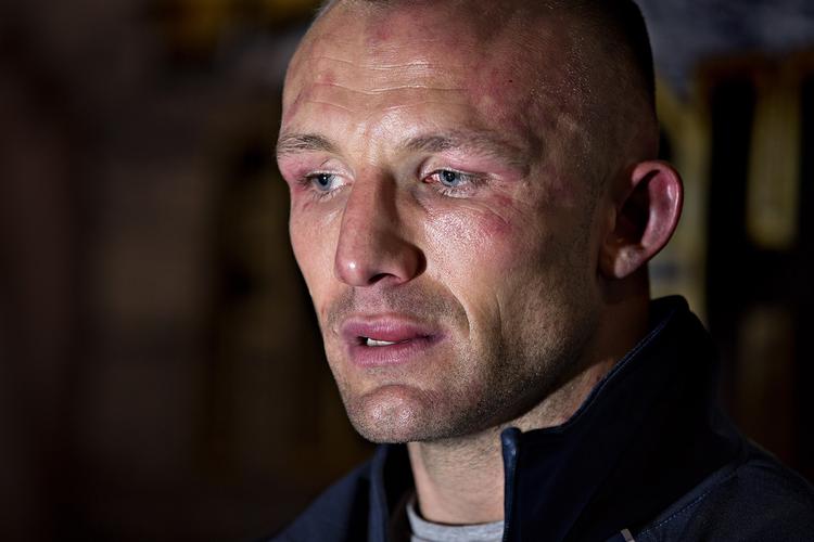tilbage. Mikkel Kessler har haft en lang tænkepause, før han onsdag meldte ud, at han er tilbage i bokseringen. Her ses han efter opgøret mod Carl Froch for et år siden. 