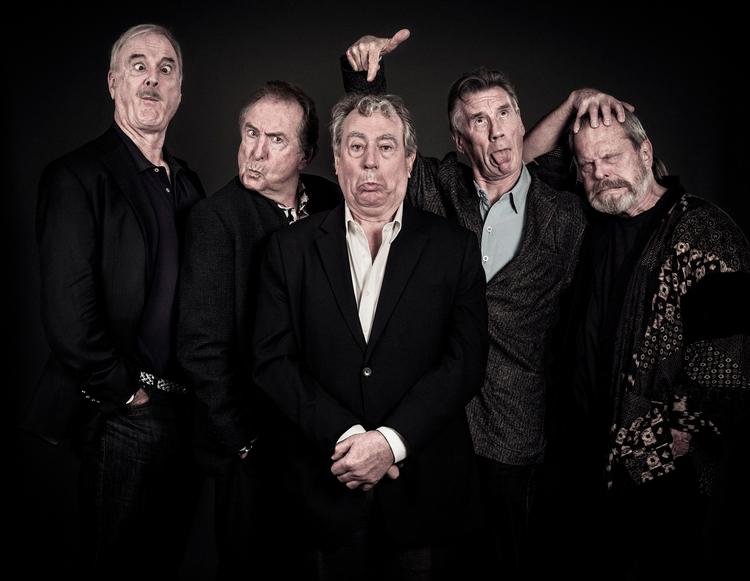 COMEBACK. Monty Python-gruppen fik deres gennembrud i slutningen af 1960'erne og er blandt andet kendte for sketchen The Ministry of Silly Walks og filmen 'Life of Brian'.  De har ikke lavet et show siden 1980. Nu vender de tilbage med et show, der streames i biografer over hele verden. 