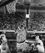 Bedst. Michael Jordan har seks gange vundet NBA-ligaen med Chicago Bulls og har endvidere to gange OL-guld med USA på sit cv. Her er han i aktion som amatør i 1984 i en testkamp mod NBA AllStars. Næsten lige så legendariske Larry Bird (tv) var holdkammerat med Jordan under OL i 1992, hvor de triumferede med det såkaldte ’DreamTeam’. 