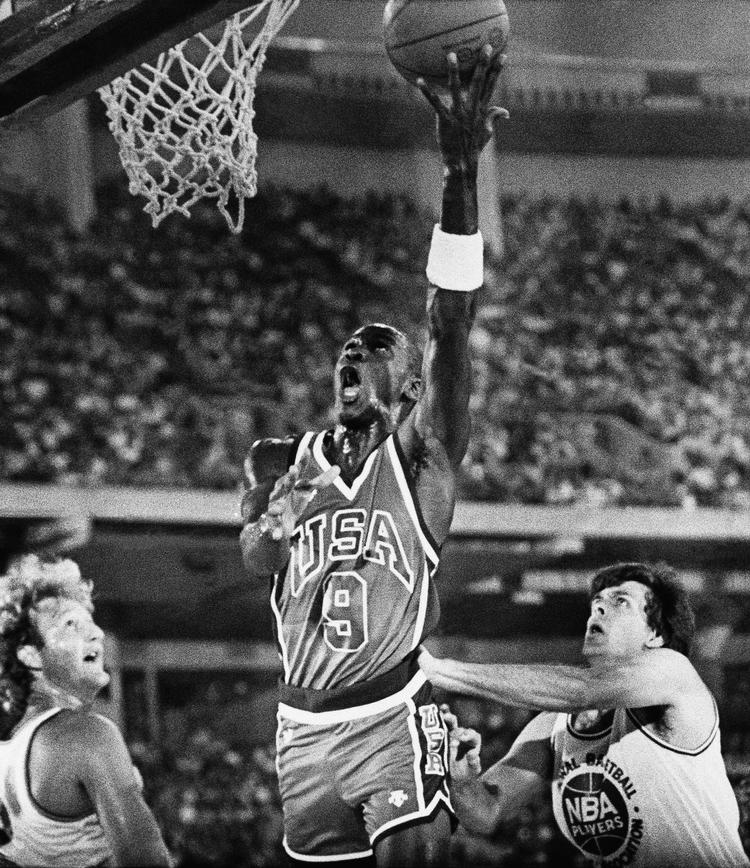 Bedst. Michael Jordan har seks gange vundet NBA-ligaen med Chicago Bulls og har endvidere to gange OL-guld med USA på sit cv. Her er han i aktion som amatør i 1984 i en testkamp mod NBA AllStars. Næsten lige så legendariske Larry Bird (tv) var holdkammerat med Jordan under OL i 1992, hvor de triumferede med det såkaldte ’DreamTeam’. 