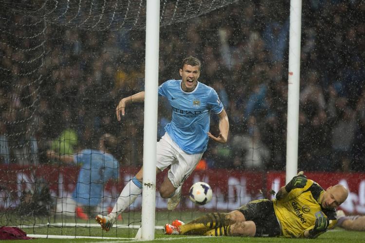 Dobbelt. Edin Dzeko har bidraget med 16 ligamål i denne sæson. 