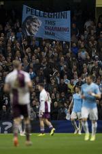 Chefen. Manager og spillere blev hyldet før, under og efetr kampen mod Aston Villa. 