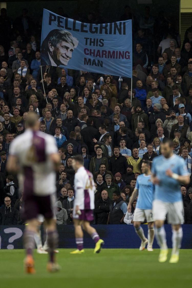 Chefen. Manager og spillere blev hyldet før, under og efetr kampen mod Aston Villa. 