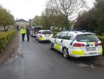 kvivdrama. Politiet er massivt tilstede foran Saxenhøj ved Sakskøbing, hvor en er dræbt og mindst en alvorligt såret. 