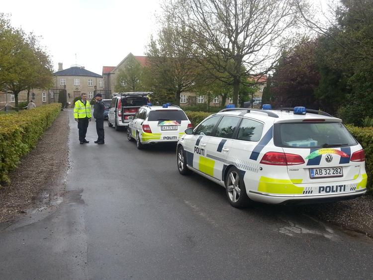 kvivdrama. Politiet er massivt tilstede foran Saxenhøj ved Sakskøbing, hvor en er dræbt og mindst en alvorligt såret. 