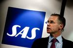 kundekamp. SAS's direktør, Rickard Gustafson, slår igen mod de andre flyselskaber, som presser det fællesskandinaviske flyselskab hårdt. 