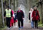 Trav. Grusstierne i Hørsholm bliver trampet godt igennem, når en gruppe ældre og diabetespatienter træner intervalgang. Fortroppen dannes bl.a. af Jerry Ritz (i trafiksikker vest), der er formand for Diabetesforeningen i Hørsholm og træner Cecilie Bornakke (i rød duffelcoat). 