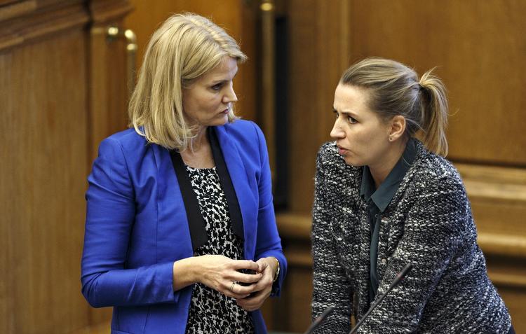 Problemer. Befolkningens opbakning til regeringen er dykket kraftigt siden valget, og nu har Helle Thorning-Schmidt &amp; co. også mere end 90 mandater imod sig i folketingssalen i striden om børnecheck til EU-borgere. 