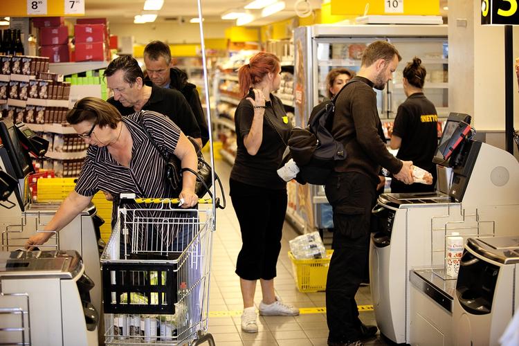 ELEKTRONISK. En række supermarkeder har indført selvbetjeningssystemer uden kasseekspedient. Snart kan betalingssystemer uden kontanter også blive virkelighed i detailhandelen. 