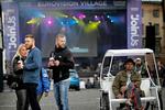 halvtomt. Der er god plads i Eurovision Village på Gammel Torv i det indre København. Foreløbig ser det ud til, at Københavnerne har valgt at lade festen blive inde i fjernsynet. 