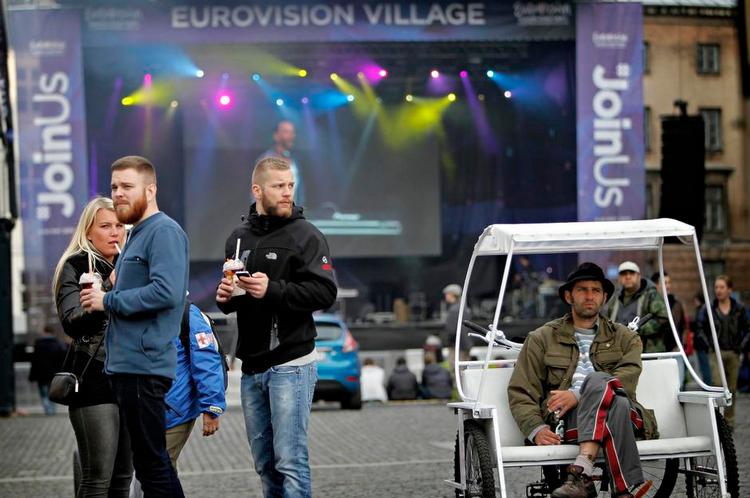 halvtomt. Der er god plads i Eurovision Village på Gammel Torv i det indre København. Foreløbig ser det ud til, at Københavnerne har valgt at lade festen blive inde i fjernsynet. 